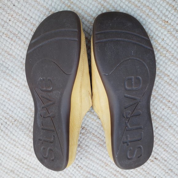 Strive 'Capri' leather toe-loop sandal in amber - size 38/7.5 - Picture 2 of 5